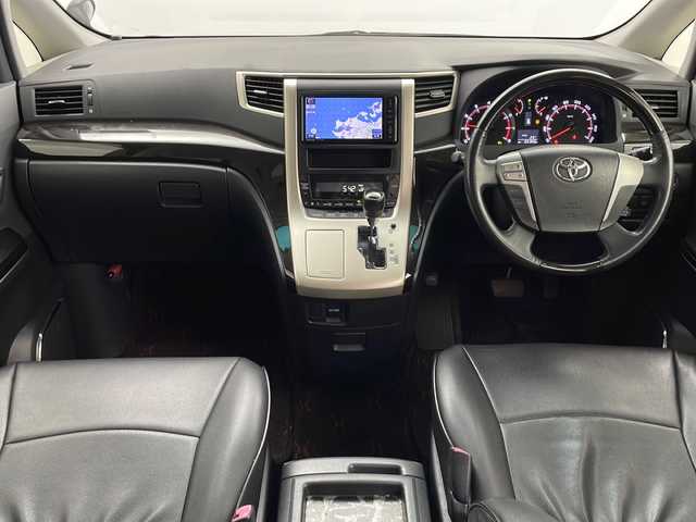 トヨタ アルファード 240S タイプゴールド 埼玉県 2013(平25)年 6.6万km ブラック 社外ナビ/(Bluetooth/SD/CD/DVD/フルセグTV)/フリップダウンモニターTMX-R3000/モデリスタフロントスポイラー/バックカメラ/両側パワースライドドア/クルーズコントロール/ETC/シートカバー/純正18インチアルミホイール/純正フロアマット/ドアバイザー/キセノンヘッドライト/フォグランプ/オートライト/スペアキー/プッシュスタート/スマートキー/横滑り防止装置/盗難防止装置/社外グリル