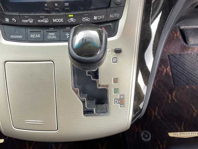 トヨタ アルファード 240S タイプゴールド 埼玉県 2013(平25)年 6.6万km ブラック 社外ナビ/(Bluetooth/SD/CD/DVD/フルセグTV)/フリップダウンモニターTMX-R3000/モデリスタフロントスポイラー/バックカメラ/両側パワースライドドア/クルーズコントロール/ETC/シートカバー/純正18インチアルミホイール/純正フロアマット/ドアバイザー/キセノンヘッドライト/フォグランプ/オートライト/スペアキー/プッシュスタート/スマートキー/横滑り防止装置/盗難防止装置/社外グリル