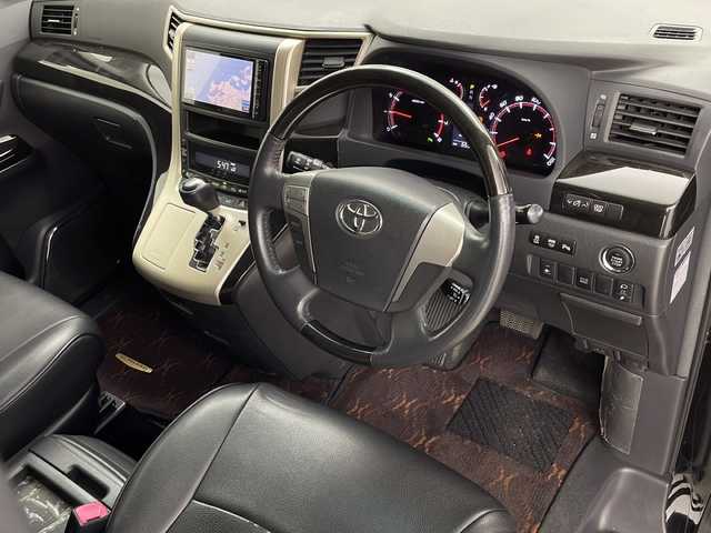 トヨタ アルファード 240S タイプゴールド 埼玉県 2013(平25)年 6.6万km ブラック 社外ナビ/(Bluetooth/SD/CD/DVD/フルセグTV)/フリップダウンモニターTMX-R3000/モデリスタフロントスポイラー/バックカメラ/両側パワースライドドア/クルーズコントロール/ETC/シートカバー/純正18インチアルミホイール/純正フロアマット/ドアバイザー/キセノンヘッドライト/フォグランプ/オートライト/スペアキー/プッシュスタート/スマートキー/横滑り防止装置/盗難防止装置/社外グリル