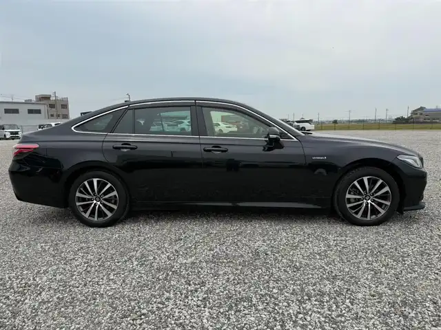 トヨタ クラウン ハイブリッド S Cパッケージ 香川県 2020(令2)年 8.4万km プレシャスブラックパール 〇純正8インチナビ/〇フルセグTV/〇バックカメラ/〇ビルトインETC2，0/〇ドライブレコーダー/〇セーフティセンス/〇ブラインドスポットモニター/〇LEDヘッドランプ/〇フォグランプ/〇オートライト/〇純正17インチアルミホイール/〇パワーバッグドア/〇革巻きステアリング/〇パドルシフト/〇左右独立オートエアコン/〇シートヒーター/〇パワーシート/〇スマートキー/〇禁煙車