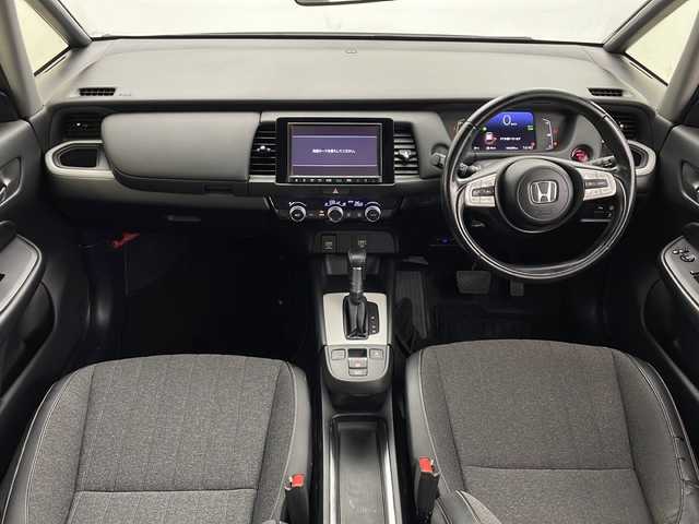 ホンダ フィット e:HEVホーム 鹿児島県 2021(令3)年 4.7万km プレミアムサンライトホワイトパール Ｈｏｎｄａ　ＳＥＮＳＩＮＧ　/●衝突軽減ブレーキ〈CMBS〉/●誤発進抑制機能/●後方誤発進抑制機能/●近距離衝突軽減ブレーキ/●歩行者事故低減ステアリング/●路外逸脱抑制機能/●渋滞追従機能付アダプティブ・クルーズ・コントロール〈ACC〉/●車線維持支援システム〈LKAS〉/●先行車発進お知らせ機能/●標識認識機能/●オートハイビーム/純正８型ナビ/（フルセグ/Bluetooth/CD/DVD）　/バックカメラ　/純正ＥＴＣ　/ブレーキホールド　/電子パーキング　/ステアリングリモコン　/電動格納ミラー　/ＩＳＯＦＩＸ　/レーダークルーズコントロール　/シートリフター/チップアップシート/ウインカーミラー/スペアキー1本
