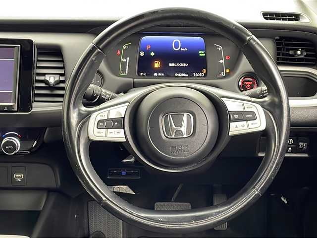 ホンダ フィット e:HEVホーム 鹿児島県 2021(令3)年 4.7万km プレミアムサンライトホワイトパール Ｈｏｎｄａ　ＳＥＮＳＩＮＧ　/●衝突軽減ブレーキ〈CMBS〉/●誤発進抑制機能/●後方誤発進抑制機能/●近距離衝突軽減ブレーキ/●歩行者事故低減ステアリング/●路外逸脱抑制機能/●渋滞追従機能付アダプティブ・クルーズ・コントロール〈ACC〉/●車線維持支援システム〈LKAS〉/●先行車発進お知らせ機能/●標識認識機能/●オートハイビーム/純正８型ナビ/（フルセグ/Bluetooth/CD/DVD）　/バックカメラ　/純正ＥＴＣ　/ブレーキホールド　/電子パーキング　/ステアリングリモコン　/電動格納ミラー　/ＩＳＯＦＩＸ　/レーダークルーズコントロール　/シートリフター/チップアップシート/ウインカーミラー/スペアキー1本