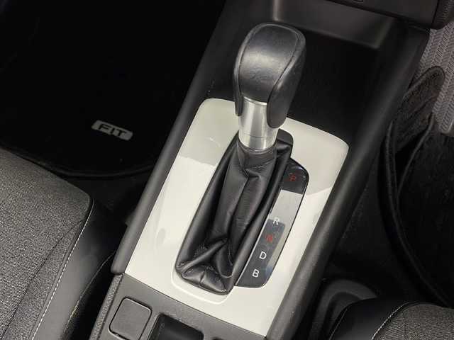 ホンダ フィット e:HEVホーム 鹿児島県 2021(令3)年 4.7万km プレミアムサンライトホワイトパール Ｈｏｎｄａ　ＳＥＮＳＩＮＧ　/●衝突軽減ブレーキ〈CMBS〉/●誤発進抑制機能/●後方誤発進抑制機能/●近距離衝突軽減ブレーキ/●歩行者事故低減ステアリング/●路外逸脱抑制機能/●渋滞追従機能付アダプティブ・クルーズ・コントロール〈ACC〉/●車線維持支援システム〈LKAS〉/●先行車発進お知らせ機能/●標識認識機能/●オートハイビーム/純正８型ナビ/（フルセグ/Bluetooth/CD/DVD）　/バックカメラ　/純正ＥＴＣ　/ブレーキホールド　/電子パーキング　/ステアリングリモコン　/電動格納ミラー　/ＩＳＯＦＩＸ　/レーダークルーズコントロール　/シートリフター/チップアップシート/ウインカーミラー/スペアキー1本