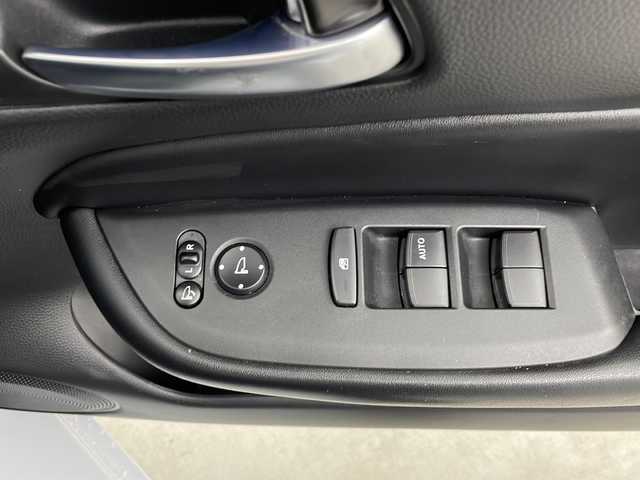 ホンダ フィット e:HEVホーム 鹿児島県 2021(令3)年 4.7万km プレミアムサンライトホワイトパール Ｈｏｎｄａ　ＳＥＮＳＩＮＧ　/●衝突軽減ブレーキ〈CMBS〉/●誤発進抑制機能/●後方誤発進抑制機能/●近距離衝突軽減ブレーキ/●歩行者事故低減ステアリング/●路外逸脱抑制機能/●渋滞追従機能付アダプティブ・クルーズ・コントロール〈ACC〉/●車線維持支援システム〈LKAS〉/●先行車発進お知らせ機能/●標識認識機能/●オートハイビーム/純正８型ナビ/（フルセグ/Bluetooth/CD/DVD）　/バックカメラ　/純正ＥＴＣ　/ブレーキホールド　/電子パーキング　/ステアリングリモコン　/電動格納ミラー　/ＩＳＯＦＩＸ　/レーダークルーズコントロール　/シートリフター/チップアップシート/ウインカーミラー/スペアキー1本