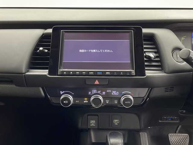 ホンダ フィット e:HEVホーム 鹿児島県 2021(令3)年 4.7万km プレミアムサンライトホワイトパール Ｈｏｎｄａ　ＳＥＮＳＩＮＧ　/●衝突軽減ブレーキ〈CMBS〉/●誤発進抑制機能/●後方誤発進抑制機能/●近距離衝突軽減ブレーキ/●歩行者事故低減ステアリング/●路外逸脱抑制機能/●渋滞追従機能付アダプティブ・クルーズ・コントロール〈ACC〉/●車線維持支援システム〈LKAS〉/●先行車発進お知らせ機能/●標識認識機能/●オートハイビーム/純正８型ナビ/（フルセグ/Bluetooth/CD/DVD）　/バックカメラ　/純正ＥＴＣ　/ブレーキホールド　/電子パーキング　/ステアリングリモコン　/電動格納ミラー　/ＩＳＯＦＩＸ　/レーダークルーズコントロール　/シートリフター/チップアップシート/ウインカーミラー/スペアキー1本