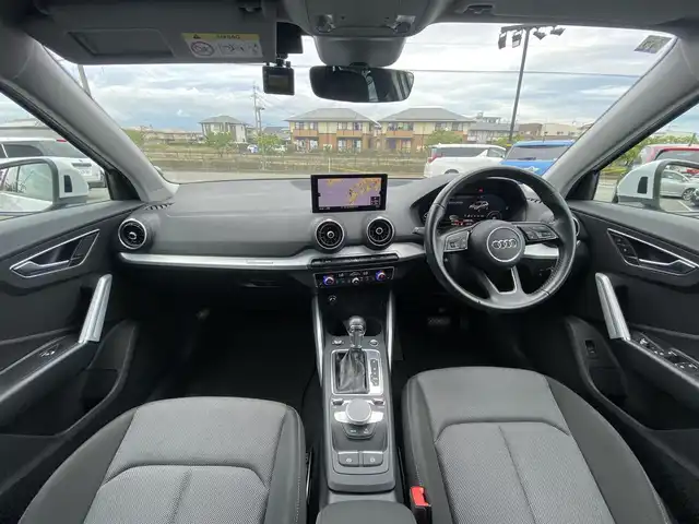 アウディ Ｑ２ 1．0 TFSI スポーツ 福岡県 2017(平29)年 3.4万km 白 ・クルーズコントロール/・純正HDDナビ/USB/Bluetooth/・バックカメラ/・シートヒーター/・社外前後ドライブレコーダー/・フルセグ/・ETC/・純正17AW/・プッシュスタート/・パーキングアシスト/・アイドリングストップ/・スマートキー/・スペアキー/・レーンキープアシスト/・オートライト/・LEDライト