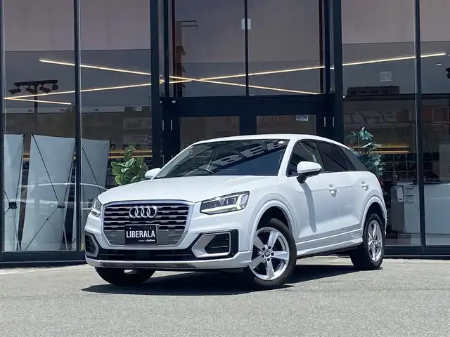 アウディ Ｑ２ 1．0 TFSI スポーツ 福岡県 2017(平29)年 3.4万km 白 ・クルーズコントロール/・純正HDDナビ/USB/Bluetooth/・バックカメラ/・シートヒーター/・社外前後ドライブレコーダー/・フルセグ/・ETC/・純正17AW/・プッシュスタート/・パーキングアシスト/・アイドリングストップ/・スマートキー/・スペアキー/・レーンキープアシスト/・オートライト/・LEDライト