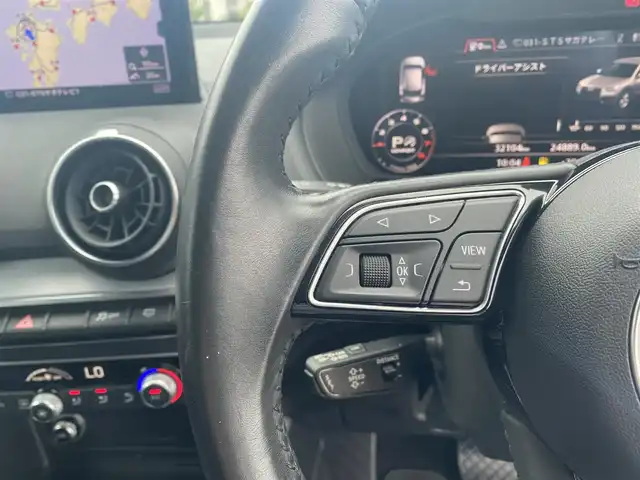 アウディ Ｑ２ 1．0 TFSI スポーツ 福岡県 2017(平29)年 3.4万km 白 ・クルーズコントロール/・純正HDDナビ/USB/Bluetooth/・バックカメラ/・シートヒーター/・社外前後ドライブレコーダー/・フルセグ/・ETC/・純正17AW/・プッシュスタート/・パーキングアシスト/・アイドリングストップ/・スマートキー/・スペアキー/・レーンキープアシスト/・オートライト/・LEDライト