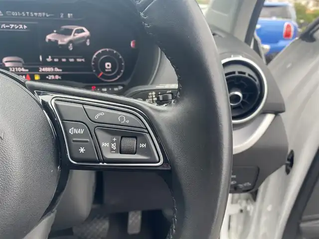 アウディ Ｑ２ 1．0 TFSI スポーツ 福岡県 2017(平29)年 3.4万km 白 ・クルーズコントロール/・純正HDDナビ/USB/Bluetooth/・バックカメラ/・シートヒーター/・社外前後ドライブレコーダー/・フルセグ/・ETC/・純正17AW/・プッシュスタート/・パーキングアシスト/・アイドリングストップ/・スマートキー/・スペアキー/・レーンキープアシスト/・オートライト/・LEDライト
