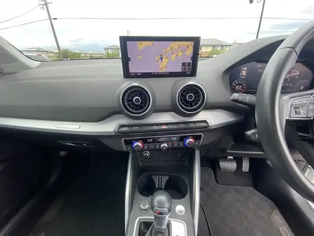 アウディ Ｑ２ 1．0 TFSI スポーツ 福岡県 2017(平29)年 3.4万km 白 ・クルーズコントロール/・純正HDDナビ/USB/Bluetooth/・バックカメラ/・シートヒーター/・社外前後ドライブレコーダー/・フルセグ/・ETC/・純正17AW/・プッシュスタート/・パーキングアシスト/・アイドリングストップ/・スマートキー/・スペアキー/・レーンキープアシスト/・オートライト/・LEDライト