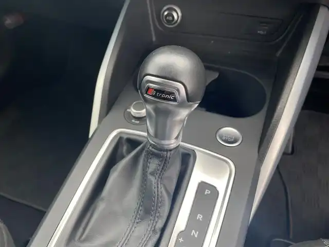 アウディ Ｑ２ 1．0 TFSI スポーツ 福岡県 2017(平29)年 3.4万km 白 ・クルーズコントロール/・純正HDDナビ/USB/Bluetooth/・バックカメラ/・シートヒーター/・社外前後ドライブレコーダー/・フルセグ/・ETC/・純正17AW/・プッシュスタート/・パーキングアシスト/・アイドリングストップ/・スマートキー/・スペアキー/・レーンキープアシスト/・オートライト/・LEDライト
