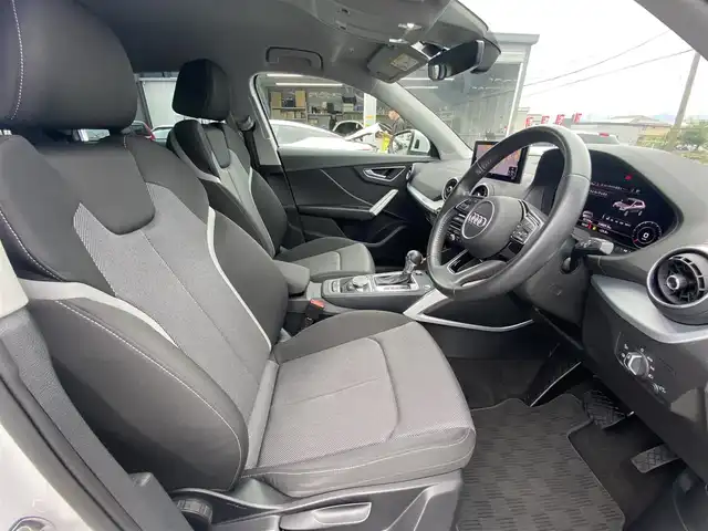 アウディ Ｑ２ 1．0 TFSI スポーツ 福岡県 2017(平29)年 3.4万km 白 ・クルーズコントロール/・純正HDDナビ/USB/Bluetooth/・バックカメラ/・シートヒーター/・社外前後ドライブレコーダー/・フルセグ/・ETC/・純正17AW/・プッシュスタート/・パーキングアシスト/・アイドリングストップ/・スマートキー/・スペアキー/・レーンキープアシスト/・オートライト/・LEDライト