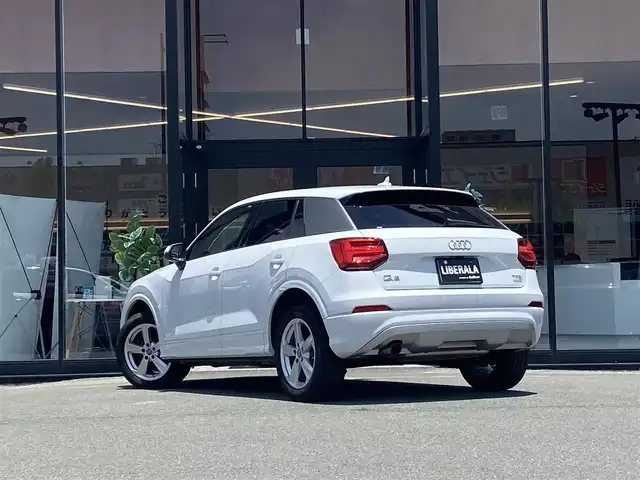 アウディ Ｑ２ 1．0 TFSI スポーツ 福岡県 2017(平29)年 3.4万km 白 ・クルーズコントロール/・純正HDDナビ/USB/Bluetooth/・バックカメラ/・シートヒーター/・社外前後ドライブレコーダー/・フルセグ/・ETC/・純正17AW/・プッシュスタート/・パーキングアシスト/・アイドリングストップ/・スマートキー/・スペアキー/・レーンキープアシスト/・オートライト/・LEDライト