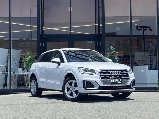 アウディ Ｑ２ 1．0 TFSI スポーツ 福岡県 2017(平29)年 3.4万km 白 ・クルーズコントロール/・純正HDDナビ/USB/Bluetooth/・バックカメラ/・シートヒーター/・社外前後ドライブレコーダー/・フルセグ/・ETC/・純正17AW/・プッシュスタート/・パーキングアシスト/・アイドリングストップ/・スマートキー/・スペアキー/・レーンキープアシスト/・オートライト/・LEDライト