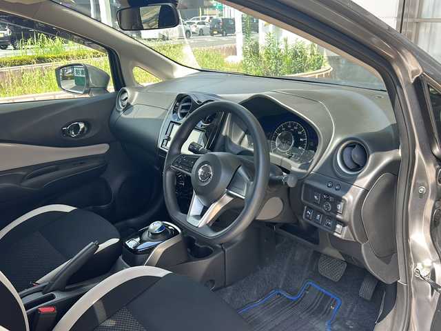 日産 ノート e－パワー X 静岡県 2020(令2)年 6.1万km ダークメタルグレー エマージェンシーブレーキ/・衝突軽減ブレーキ/・先行車発進お知らせ機能/・クリアランスソナー/純正ナビ/・フルセグTV/・CD/DVD/Bluetooth/ラジオ/主要装備/・インテリジェントキー/・プッシュスタート/・ステアリングリモコン/・オートライト