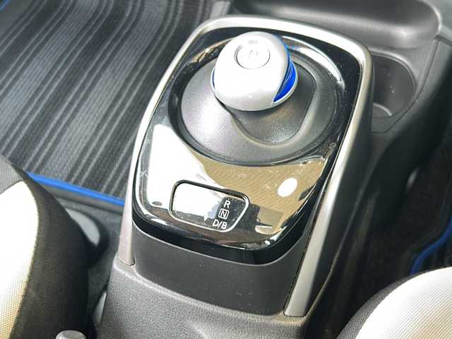 日産 ノート e－パワー X 静岡県 2020(令2)年 6.1万km ダークメタルグレー エマージェンシーブレーキ/・衝突軽減ブレーキ/・先行車発進お知らせ機能/・クリアランスソナー/純正ナビ/・フルセグTV/・CD/DVD/Bluetooth/ラジオ/主要装備/・インテリジェントキー/・プッシュスタート/・ステアリングリモコン/・オートライト