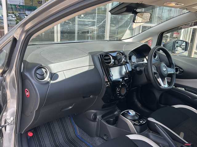 日産 ノート e－パワー X 静岡県 2020(令2)年 6.1万km ダークメタルグレー エマージェンシーブレーキ/・衝突軽減ブレーキ/・先行車発進お知らせ機能/・クリアランスソナー/純正ナビ/・フルセグTV/・CD/DVD/Bluetooth/ラジオ/主要装備/・インテリジェントキー/・プッシュスタート/・ステアリングリモコン/・オートライト