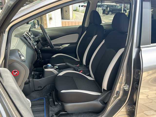 日産 ノート e－パワー X 静岡県 2020(令2)年 6.1万km ダークメタルグレー エマージェンシーブレーキ/・衝突軽減ブレーキ/・先行車発進お知らせ機能/・クリアランスソナー/純正ナビ/・フルセグTV/・CD/DVD/Bluetooth/ラジオ/主要装備/・インテリジェントキー/・プッシュスタート/・ステアリングリモコン/・オートライト