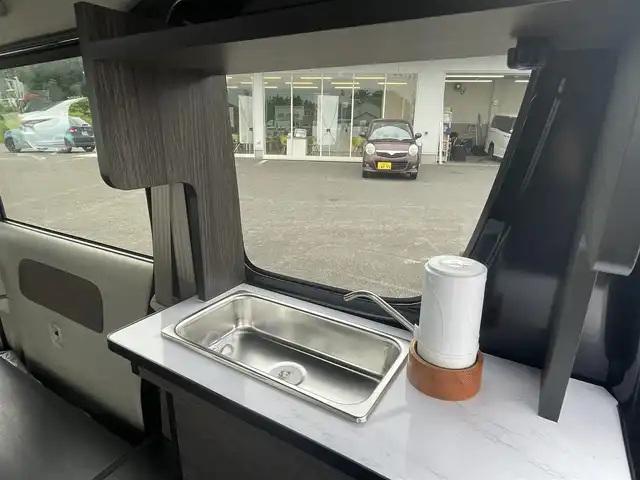 スズキ エブリイ JOIN 青森県 2023(令5)年 0.1千km ブルーイッシュブラックパール3 パートタイム４WD/CD/FM/AM/M’sキャンパー製キャンピングキット/左右サイドシェルフ/オーバーヘッドシェルフ/床下収納ベッドキット/リクライニング可能ベッドマット/シンク/電動蛇口/給水/排水タンク/室内コンセント/左右はね上げ式テーブル/ソーラーパネル/車外テーブル/Jackery製ポータブル電源/外部電源入力システム/通常時、リヤシート使用可能/デュアルカメラブレーキサポート/レーンキープ/横滑り防止装置/オートライト