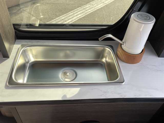 スズキ エブリイ JOIN 兵庫県 2023(令5)年 0.1千km ブルーイッシュブラックパール3 パートタイム４WD/CD/FM/AM/M’sキャンパー製キャンピングキット/左右サイドシェルフ/オーバーヘッドシェルフ/床下収納ベッドキット/リクライニング可能ベッドマット/シンク/電動蛇口/給水/排水タンク/室内コンセント/左右はね上げ式テーブル/ソーラーパネル/車外テーブル/Jackery製ポータブル電源/外部電源入力システム/通常時、リヤシート使用可能/デュアルカメラブレーキサポート/レーンキープ/横滑り防止装置/オートライト