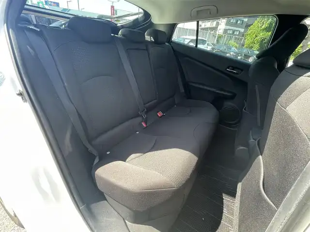 トヨタ プリウス S 山口県 2020(令2)年 6.4万km スーパーホワイトⅡ 衝突被害軽減ブレーキ/レーンアシスト/レーダークルーズコントロール/オートマチックハイビーム/LEDオートヘッドライト/社外ナビ フルセグTV CD DVD BT/バックカメラ/ETC/ドラレコ/スマートキー 2個/横滑り防止/W サイド カーテン エアバッグ/保証書 取説/禁煙車