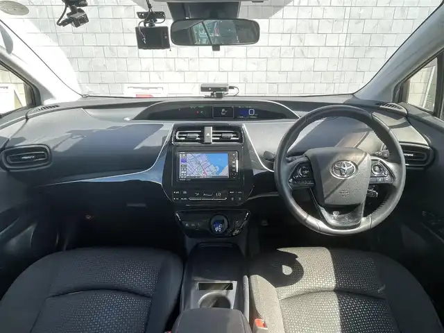 トヨタ プリウス S 山口県 2020(令2)年 6.4万km スーパーホワイトⅡ 衝突被害軽減ブレーキ/レーンアシスト/レーダークルーズコントロール/オートマチックハイビーム/LEDオートヘッドライト/社外ナビ フルセグTV CD DVD BT/バックカメラ/ETC/ドラレコ/スマートキー 2個/横滑り防止/W サイド カーテン エアバッグ/保証書 取説/禁煙車