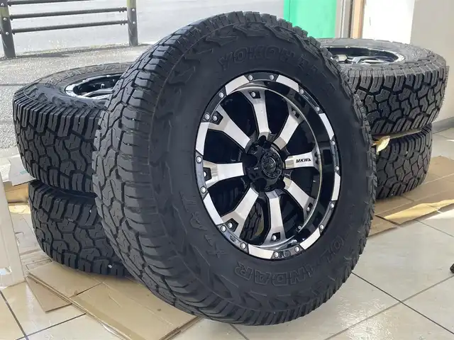 クライスラー・ジープ ジープ ラングラー アンリミテッド サハラ 埼玉県 2020(令2)年 5.1万km グラニトクリスタル ディーラー点検記録R3:4:5:6年/・ワンオーナー/・リフトアップ1インチ（ジェップセン）/・社外マフラー4本（ジェップセン）/・スミッティビルドキャリア/・純正ナビ・フルセグTV（TV/BT/USB/AUX）/・バックカメラ/・サイドカメラ/・フロントカメラ/.前後ドライブレコーダー/・ETC2.0/・運転席助手席シートヒーター/・スタアリングヒーター/・リアコンビネーションLEDランプ/・LEDヘッドライト/・オートライト/・純正フロアマット/・純正カバー/・ブラインドスポットモニター/・アイドリングストップ/・車載サマータイヤ付き社外MKW17インチアルミ/　ジオランダー夏タイヤ付き×5