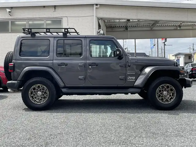 クライスラー・ジープ ジープ ラングラー アンリミテッド サハラ 埼玉県 2020(令2)年 5.1万km グラニトクリスタル ディーラー点検記録R3:4:5:6年/・ワンオーナー/・リフトアップ1インチ（ジェップセン）/・社外マフラー4本（ジェップセン）/・スミッティビルドキャリア/・純正ナビ・フルセグTV（TV/BT/USB/AUX）/・バックカメラ/・サイドカメラ/・フロントカメラ/.前後ドライブレコーダー/・ETC2.0/・運転席助手席シートヒーター/・スタアリングヒーター/・リアコンビネーションLEDランプ/・LEDヘッドライト/・オートライト/・純正フロアマット/・純正カバー/・ブラインドスポットモニター/・アイドリングストップ/・車載サマータイヤ付き社外MKW17インチアルミ/　ジオランダー夏タイヤ付き×5