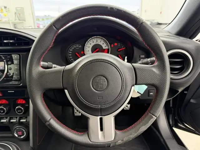 トヨタ ８６ GT 愛知県 2013(平25)年 2.8万km クリスタルブラックシリカ 6速MT/純正カーオーディオ/ドライブレコーダー/革巻きステアリング/プッシュスタート/オートエアコン/ビークル・スタビリティ・コントロール/ヒルスタートアシストコントロール/HIDヘッドライト/フォグランプ/純正17インチアルミホイール/スマートキー/取扱説明書