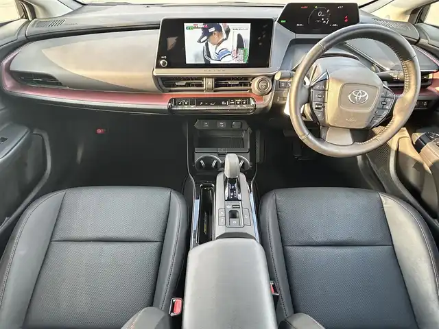 トヨタ プリウス Z 岡山県 2023(令5)年 0.6万km アティチュードブラックマイカ 登録時走行距離　5644km/禁煙車/デイライト付モデリスタエアロ/パノラマルーフ（ガラスルーフ）/純正12.3インチナビ/　(CD/DVD/フルセグTV/Bluetooth)/全方位カメラ/レーダークルーズコントロール(追従走行あり)/後側方車両検知警報(BSM)/衝突被害軽減システム/車線逸脱警報（LDA・LTA）/クリアランスソナー/あんしん降車アシスト/発進遅れ告知機能/標識認識機能（RSA）/ビルトインETC2.0/レザーシート/シートヒーター（D・N席）/エアシート（D・N席）/D席パワーシート/パワーバックドア/ステアリングヒーター/革巻きステアリング/ステアリングスイッチ/純正LEDヘッドライト/フォグライト/オートライト/プッシュスタート/スマートキー/スペアキー×1/アイドリングストップ/純正アルミホイール 19インチ/ウインカーミラー/電動格納ミラー/オートリトラミラー/純正フロアマット/横滑防止装置/盗難防止装置/新車時整備手帳（保証書）