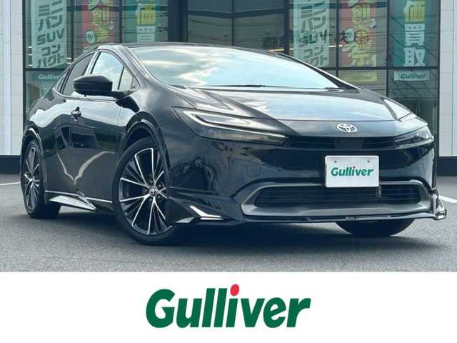 トヨタ プリウス Z 岡山県 2023(令5)年 0.6万km アティチュードブラックマイカ 登録時走行距離　5644km/禁煙車/デイライト付モデリスタエアロ/パノラマルーフ（ガラスルーフ）/純正12.3インチナビ/　(CD/DVD/フルセグTV/Bluetooth)/全方位カメラ/レーダークルーズコントロール(追従走行あり)/後側方車両検知警報(BSM)/衝突被害軽減システム/車線逸脱警報（LDA・LTA）/クリアランスソナー/あんしん降車アシスト/発進遅れ告知機能/標識認識機能（RSA）/ビルトインETC2.0/レザーシート/シートヒーター（D・N席）/エアシート（D・N席）/D席パワーシート/パワーバックドア/ステアリングヒーター/革巻きステアリング/ステアリングスイッチ/純正LEDヘッドライト/フォグライト/オートライト/プッシュスタート/スマートキー/スペアキー×1/アイドリングストップ/純正アルミホイール 19インチ/ウインカーミラー/電動格納ミラー/オートリトラミラー/純正フロアマット/横滑防止装置/盗難防止装置/新車時整備手帳（保証書）