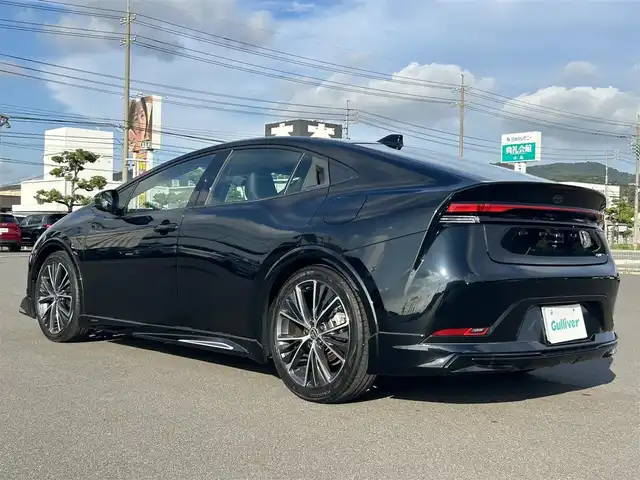 トヨタ プリウス Z 岡山県 2023(令5)年 0.6万km アティチュードブラックマイカ 登録時走行距離　5644km/禁煙車/デイライト付モデリスタエアロ/パノラマルーフ（ガラスルーフ）/純正12.3インチナビ/　(CD/DVD/フルセグTV/Bluetooth)/全方位カメラ/レーダークルーズコントロール(追従走行あり)/後側方車両検知警報(BSM)/衝突被害軽減システム/車線逸脱警報（LDA・LTA）/クリアランスソナー/あんしん降車アシスト/発進遅れ告知機能/標識認識機能（RSA）/ビルトインETC2.0/レザーシート/シートヒーター（D・N席）/エアシート（D・N席）/D席パワーシート/パワーバックドア/ステアリングヒーター/革巻きステアリング/ステアリングスイッチ/純正LEDヘッドライト/フォグライト/オートライト/プッシュスタート/スマートキー/スペアキー×1/アイドリングストップ/純正アルミホイール 19インチ/ウインカーミラー/電動格納ミラー/オートリトラミラー/純正フロアマット/横滑防止装置/盗難防止装置/新車時整備手帳（保証書）