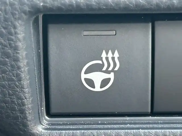 トヨタ プリウス Z 岡山県 2023(令5)年 0.6万km アティチュードブラックマイカ 登録時走行距離　5644km/禁煙車/デイライト付モデリスタエアロ/パノラマルーフ（ガラスルーフ）/純正12.3インチナビ/　(CD/DVD/フルセグTV/Bluetooth)/全方位カメラ/レーダークルーズコントロール(追従走行あり)/後側方車両検知警報(BSM)/衝突被害軽減システム/車線逸脱警報（LDA・LTA）/クリアランスソナー/あんしん降車アシスト/発進遅れ告知機能/標識認識機能（RSA）/ビルトインETC2.0/レザーシート/シートヒーター（D・N席）/エアシート（D・N席）/D席パワーシート/パワーバックドア/ステアリングヒーター/革巻きステアリング/ステアリングスイッチ/純正LEDヘッドライト/フォグライト/オートライト/プッシュスタート/スマートキー/スペアキー×1/アイドリングストップ/純正アルミホイール 19インチ/ウインカーミラー/電動格納ミラー/オートリトラミラー/純正フロアマット/横滑防止装置/盗難防止装置/新車時整備手帳（保証書）