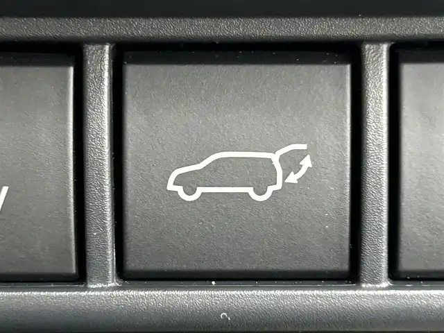 トヨタ プリウス Z 岡山県 2023(令5)年 0.6万km アティチュードブラックマイカ 登録時走行距離　5644km/禁煙車/デイライト付モデリスタエアロ/パノラマルーフ（ガラスルーフ）/純正12.3インチナビ/　(CD/DVD/フルセグTV/Bluetooth)/全方位カメラ/レーダークルーズコントロール(追従走行あり)/後側方車両検知警報(BSM)/衝突被害軽減システム/車線逸脱警報（LDA・LTA）/クリアランスソナー/あんしん降車アシスト/発進遅れ告知機能/標識認識機能（RSA）/ビルトインETC2.0/レザーシート/シートヒーター（D・N席）/エアシート（D・N席）/D席パワーシート/パワーバックドア/ステアリングヒーター/革巻きステアリング/ステアリングスイッチ/純正LEDヘッドライト/フォグライト/オートライト/プッシュスタート/スマートキー/スペアキー×1/アイドリングストップ/純正アルミホイール 19インチ/ウインカーミラー/電動格納ミラー/オートリトラミラー/純正フロアマット/横滑防止装置/盗難防止装置/新車時整備手帳（保証書）