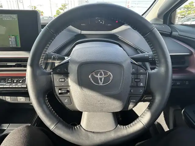 トヨタ プリウス Z 岡山県 2023(令5)年 0.6万km アティチュードブラックマイカ 登録時走行距離　5644km/禁煙車/デイライト付モデリスタエアロ/パノラマルーフ（ガラスルーフ）/純正12.3インチナビ/　(CD/DVD/フルセグTV/Bluetooth)/全方位カメラ/レーダークルーズコントロール(追従走行あり)/後側方車両検知警報(BSM)/衝突被害軽減システム/車線逸脱警報（LDA・LTA）/クリアランスソナー/あんしん降車アシスト/発進遅れ告知機能/標識認識機能（RSA）/ビルトインETC2.0/レザーシート/シートヒーター（D・N席）/エアシート（D・N席）/D席パワーシート/パワーバックドア/ステアリングヒーター/革巻きステアリング/ステアリングスイッチ/純正LEDヘッドライト/フォグライト/オートライト/プッシュスタート/スマートキー/スペアキー×1/アイドリングストップ/純正アルミホイール 19インチ/ウインカーミラー/電動格納ミラー/オートリトラミラー/純正フロアマット/横滑防止装置/盗難防止装置/新車時整備手帳（保証書）