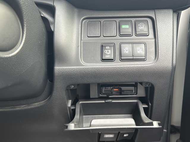 日産 セレナ ハイウェイスター 神奈川県 2017(平29)年 6.9万km ブリリアントホワイトパール ワンオーナー/純正ディーラーナビ/(CD/DVD/SD/AUX/USB/BT/フルセグTV)/全方位カメラ/両側パワースライドドア/エマージェンシーブレーキ/車線逸脱警告/横滑り防止装置/アイドリングストップ/クルーズコントロール/純正エアロ/ETC/前方ドライブレコーダー/オートライト/純正フロアマット/純正ドアバイザー/ISOFIX/スペアキー×1/保証書/取扱説明書