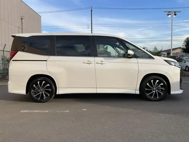 トヨタ ノア ハイブリッド S－Z 東京都 2025(令7)年 0.1千km ホワイトパールクリスタルシャイン 登録済未使用車　/１０．５型ディスプレィオーディオプラスナビ/・AppleCarPlay&AndroidAuto/・BluetoothAudio/HDMI/・CD/SD/DVD/FM/AM/両側パワースライドドア　/セーフティセンス /(衝突回避支援パッケージ)/・レーダクルーズコントロール /・レーンディパーチャーアラート /・オートマチックハイビーム/・ ロードサインアシスト/ブラック合皮ファブリックコンビシート/・快適温熱シート/フリーストップバックドア/ビルトインETC2.0/LEDヘッドライト/・オートハイビーム/純正フロアマット/保証書＆取説/Wエアバック＆ABS