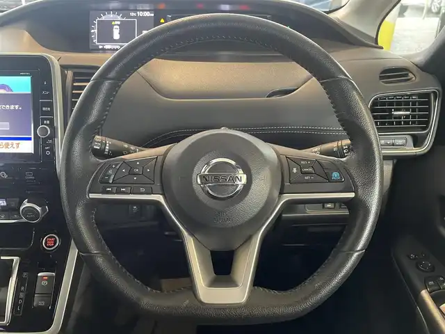 日産 セレナ ハイウェイスター Vセレクション 秋田県 2017(平29)年 11.4万km ダイヤモンドブラック (株)IDOMが運営する【じしゃロン秋田店】の自社ローン専用車両になりますこちらは現金またはオートローンご利用時の価格です。自社ローンご希望の方は別途その旨お申付け下さい/セーフティパックB/プロパイロット/インテリジェントパーキングアシスト（駐車支援システム）/インテリジェントアラウンドビューモニター（移動物検知機能付）/インテリジェントDA（ふらつき警報）/電動パーキングブレーキ/オートブレーキホールド/ヒーター付ドアミラー/ステアリングスイッチ/サイド・カーテンエアバッグ/インテリジェントエマージェンシーブレーキ/インテリジェントLI（車線逸脱防止支援システム）/LDW（車線逸脱警報）/インテリジェント BSI（後側方衝突防止支援システム）/RCTA（後退時車両検知警報）/踏み間違い衝突防止アシスト/標識検知機能/車両接近通報装置/フロント&バックソナー/純正SDナビ【CD/DVD/Blu-ray/SD/USB/Bluetooth/MUSIC STOCKER/iPod/WALKMAN】/フリップダウンモニター/バックカメラ/フルセグTV/ETC/両側パワースライドドア/前方ドライブレコーダー/LEDヘッドライト/