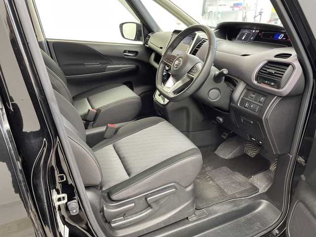 日産 セレナ ハイウェイスター 岐阜県 2021(令3)年 4.6万km ダイヤモンドブラック 純正10インチSDナビ/(AM/FM/CD/DVD/フルセグTV/Bluetooth)/バックカメラ/衝突軽減ブレーキ/レーンキープアシスト/ブラインドスポットモニター/クリアランスソナー/クロストラフィックアラート/クルーズコントロール/ハンズフリースライドドア/ステアリングスイッチ/純正ドライブレコーダー/ビルトインETC/スマートキー/革巻きステアリング/純正フロアマット/純正サイドバイザー/純正アルミホイール