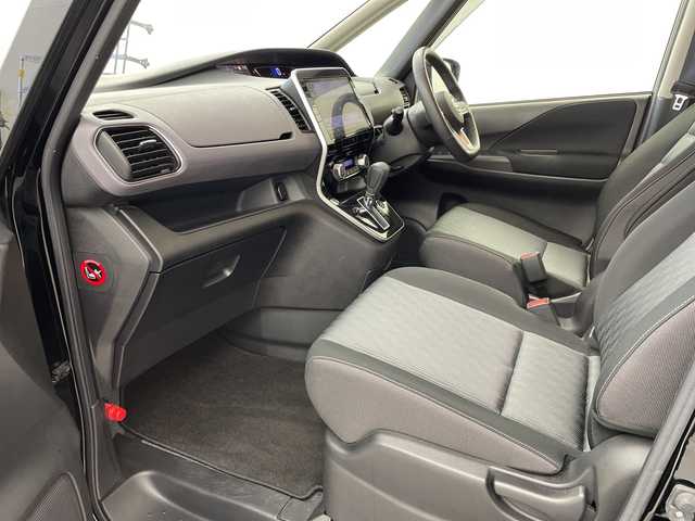 日産 セレナ ハイウェイスター 岐阜県 2021(令3)年 4.6万km ダイヤモンドブラック 純正10インチSDナビ/(AM/FM/CD/DVD/フルセグTV/Bluetooth)/バックカメラ/衝突軽減ブレーキ/レーンキープアシスト/ブラインドスポットモニター/クリアランスソナー/クロストラフィックアラート/クルーズコントロール/ハンズフリースライドドア/ステアリングスイッチ/純正ドライブレコーダー/ビルトインETC/スマートキー/革巻きステアリング/純正フロアマット/純正サイドバイザー/純正アルミホイール