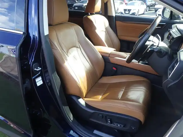 レクサス ＲＸ 450h バージョンL 千葉県 2020(令2)年 4.6万km ディープブルーマイカ Lexus Safety System+/・プリクラッシュセーフティ/・レーンディパーチャーアラート/・オートハイビーム/・レーダークルーズコントロール/・ブラインドスポットモニター/パワーバックドア/ブラウンレザーシート/前席パワーシート/エアシート/シートヒーター/リア電動リクライニングシート/ヘッドアップディスプレイ/純正SDナビ/地デジTV/【DVD/CD再生機能　Bluetooth接続】/パノラミックビューモニター/ドライブレコーダー/革巻きステアリング/ステアリングスイッチ/ステアリングヒーター/ETC（2.0）/LEDヘッドライト/フォグライト/ウインカーミラー/クリアランスソナー/純正20インチアルミホイル/サイド/カーテンエアバッグ/スマートキー