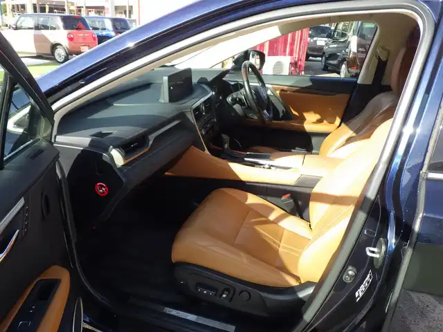 レクサス ＲＸ 450h バージョンL 千葉県 2020(令2)年 4.6万km ディープブルーマイカ Lexus Safety System+/・プリクラッシュセーフティ/・レーンディパーチャーアラート/・オートハイビーム/・レーダークルーズコントロール/・ブラインドスポットモニター/パワーバックドア/ブラウンレザーシート/前席パワーシート/エアシート/シートヒーター/リア電動リクライニングシート/ヘッドアップディスプレイ/純正SDナビ/地デジTV/【DVD/CD再生機能　Bluetooth接続】/パノラミックビューモニター/ドライブレコーダー/革巻きステアリング/ステアリングスイッチ/ステアリングヒーター/ETC（2.0）/LEDヘッドライト/フォグライト/ウインカーミラー/クリアランスソナー/純正20インチアルミホイル/サイド/カーテンエアバッグ/スマートキー