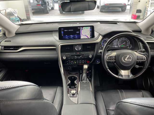 レクサス ＲＸ 450hL 兵庫県 2021(令3)年 5.5万km ソニッククォーツ ・サンルーフ/・電動リアゲート/・レーダークルーズコントロール/・TPMS/・先行者発進告知/・ITS　Connect/・レーンディパーチャーアラート/・前後コーナーセンサー/・ドライブモード（ECO・EV）/・ビルトインETC/・MTモード付AT/・フルセグTV/・CD・BT・AM・FM・MiraCast/・バックカメラ/・オートホールド/・シートヒーター（前席・後席）/・エアシート（前席）/・メモリー機能付きパワーシート/・電動格納サードシート/・シートエアバック/・電子パーキングブレーキ/・AC１００V/・LEDヘッドライト/・オートライト/・アダプティブハイビーム/・置くだけ充電/・スマートキー/・プッシュスタート/・スペアキー2本（カードキーあり）/・純正２２インチホイール/・電動格納ミラー/・純正フロアマット/・取扱説明書/・保証書