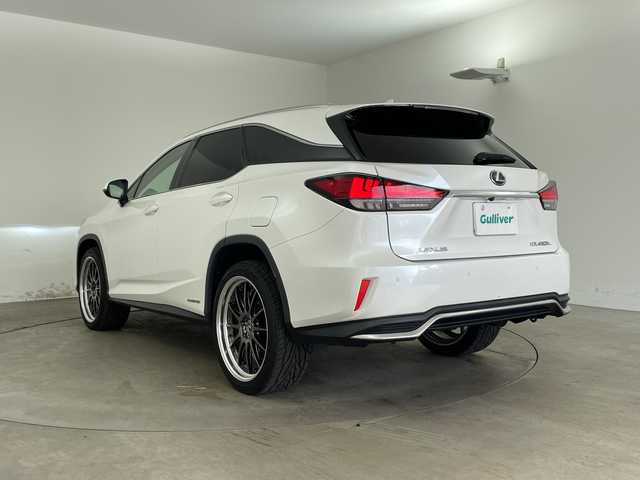 レクサス ＲＸ 450hL 兵庫県 2021(令3)年 5.5万km ソニッククォーツ ・サンルーフ/・電動リアゲート/・レーダークルーズコントロール/・TPMS/・先行者発進告知/・ITS　Connect/・レーンディパーチャーアラート/・前後コーナーセンサー/・ドライブモード（ECO・EV）/・ビルトインETC/・MTモード付AT/・フルセグTV/・CD・BT・AM・FM・MiraCast/・バックカメラ/・オートホールド/・シートヒーター（前席・後席）/・エアシート（前席）/・メモリー機能付きパワーシート/・電動格納サードシート/・シートエアバック/・電子パーキングブレーキ/・AC１００V/・LEDヘッドライト/・オートライト/・アダプティブハイビーム/・置くだけ充電/・スマートキー/・プッシュスタート/・スペアキー2本（カードキーあり）/・純正２２インチホイール/・電動格納ミラー/・純正フロアマット/・取扱説明書/・保証書
