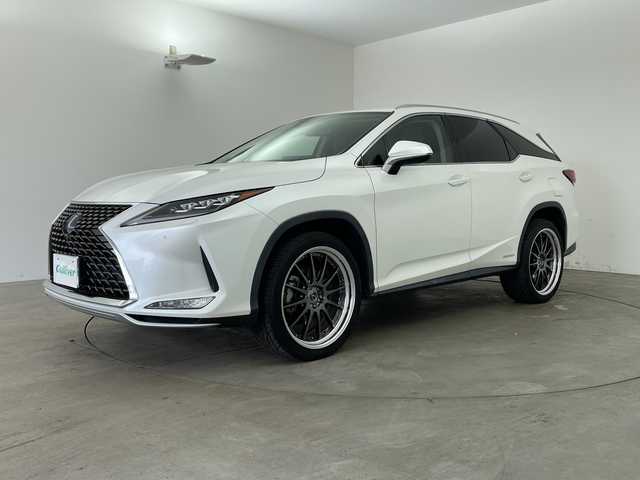 レクサス ＲＸ 450hL 兵庫県 2021(令3)年 5.5万km ソニッククォーツ ・サンルーフ/・電動リアゲート/・レーダークルーズコントロール/・TPMS/・先行者発進告知/・ITS　Connect/・レーンディパーチャーアラート/・前後コーナーセンサー/・ドライブモード（ECO・EV）/・ビルトインETC/・MTモード付AT/・フルセグTV/・CD・BT・AM・FM・MiraCast/・バックカメラ/・オートホールド/・シートヒーター（前席・後席）/・エアシート（前席）/・メモリー機能付きパワーシート/・電動格納サードシート/・シートエアバック/・電子パーキングブレーキ/・AC１００V/・LEDヘッドライト/・オートライト/・アダプティブハイビーム/・置くだけ充電/・スマートキー/・プッシュスタート/・スペアキー2本（カードキーあり）/・純正２２インチホイール/・電動格納ミラー/・純正フロアマット/・取扱説明書/・保証書