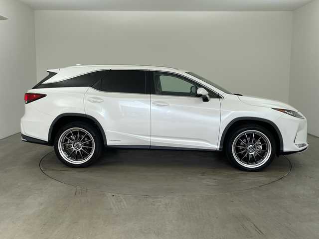 レクサス ＲＸ 450hL 兵庫県 2021(令3)年 5.5万km ソニッククォーツ ・サンルーフ/・電動リアゲート/・レーダークルーズコントロール/・TPMS/・先行者発進告知/・ITS　Connect/・レーンディパーチャーアラート/・前後コーナーセンサー/・ドライブモード（ECO・EV）/・ビルトインETC/・MTモード付AT/・フルセグTV/・CD・BT・AM・FM・MiraCast/・バックカメラ/・オートホールド/・シートヒーター（前席・後席）/・エアシート（前席）/・メモリー機能付きパワーシート/・電動格納サードシート/・シートエアバック/・電子パーキングブレーキ/・AC１００V/・LEDヘッドライト/・オートライト/・アダプティブハイビーム/・置くだけ充電/・スマートキー/・プッシュスタート/・スペアキー2本（カードキーあり）/・純正２２インチホイール/・電動格納ミラー/・純正フロアマット/・取扱説明書/・保証書