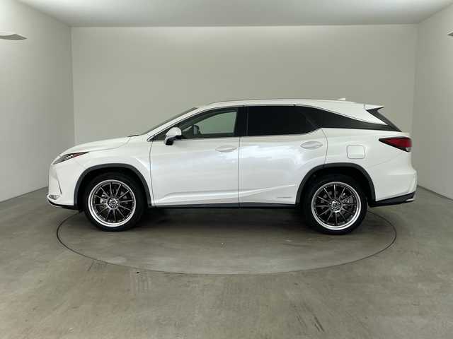 レクサス ＲＸ 450hL 兵庫県 2021(令3)年 5.5万km ソニッククォーツ ・サンルーフ/・電動リアゲート/・レーダークルーズコントロール/・TPMS/・先行者発進告知/・ITS　Connect/・レーンディパーチャーアラート/・前後コーナーセンサー/・ドライブモード（ECO・EV）/・ビルトインETC/・MTモード付AT/・フルセグTV/・CD・BT・AM・FM・MiraCast/・バックカメラ/・オートホールド/・シートヒーター（前席・後席）/・エアシート（前席）/・メモリー機能付きパワーシート/・電動格納サードシート/・シートエアバック/・電子パーキングブレーキ/・AC１００V/・LEDヘッドライト/・オートライト/・アダプティブハイビーム/・置くだけ充電/・スマートキー/・プッシュスタート/・スペアキー2本（カードキーあり）/・純正２２インチホイール/・電動格納ミラー/・純正フロアマット/・取扱説明書/・保証書