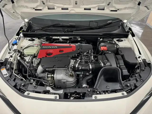 ホンダ シビック タイプR 三重県 2024(令6)年 0.3万km チャンピオンシップホワイト プレミアムガソリン・ターボ*/FF/6F/SPOONダウンサス『PROGRESSIVE SPRING』/Brembo製ブレーキ（Front）/・大径ベンチレーテッドディスクブレーキ（2ピース/Φ350mm）/・アルミキャリパー（対向4pot）/純正Honda Connect対応9インチナビ/（FM/AM/TV/USB/Bluetooth/CarPlay/AndroidAuto）/バックカメラ/ビルトイン ETC2.0/Honda SENSING/・衝突軽減ブレーキ/・車線維持支援システム/・アダプティブクルーズコントロール/・路外逸脱抑制機能/・パーキングセンサーシステム/・ブラインドスポットインフォメーション/・踏み間違い衝突軽減システム/・後退出庫サポート/・先行車発進お知らせ/・標識認識機能/・オートハイビーム/装備/・Honda LogR（専用ロガーアプリ）/・TYPE Rシート（ラックススェード）/・LEDヘッドライト/・オートライト/・充電用＆入力用USBジャック/・オートワイパー（フロント）/・左右独立オートエアコン/・電子パーキングブレーキ/・ステアリングスイッチ/・19インチAW（19x9.5J）265/30ZR19タイヤ（MICHELIN PS4S）/・保/取/ナビ取/*（カタログ値330ps/6500rpm・42.8kgm/2600～4200rpm）