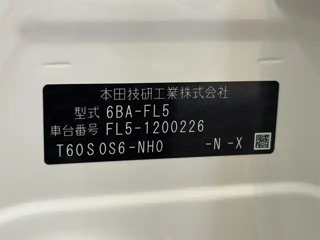 ホンダ シビック タイプR 三重県 2024(令6)年 0.3万km チャンピオンシップホワイト プレミアムガソリン・ターボ*/FF/6F/SPOONダウンサス『PROGRESSIVE SPRING』/Brembo製ブレーキ（Front）/・大径ベンチレーテッドディスクブレーキ（2ピース/Φ350mm）/・アルミキャリパー（対向4pot）/純正Honda Connect対応9インチナビ/（FM/AM/TV/USB/Bluetooth/CarPlay/AndroidAuto）/バックカメラ/ビルトイン ETC2.0/Honda SENSING/・衝突軽減ブレーキ/・車線維持支援システム/・アダプティブクルーズコントロール/・路外逸脱抑制機能/・パーキングセンサーシステム/・ブラインドスポットインフォメーション/・踏み間違い衝突軽減システム/・後退出庫サポート/・先行車発進お知らせ/・標識認識機能/・オートハイビーム/装備/・Honda LogR（専用ロガーアプリ）/・TYPE Rシート（ラックススェード）/・LEDヘッドライト/・オートライト/・充電用＆入力用USBジャック/・オートワイパー（フロント）/・左右独立オートエアコン/・電子パーキングブレーキ/・ステアリングスイッチ/・19インチAW（19x9.5J）265/30ZR19タイヤ（MICHELIN PS4S）/・保/取/ナビ取/*（カタログ値330ps/6500rpm・42.8kgm/2600～4200rpm）