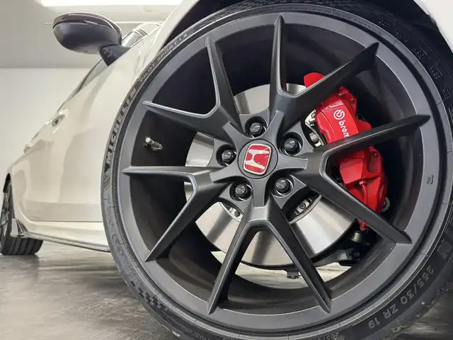 ホンダ シビック タイプR 三重県 2024(令6)年 0.3万km チャンピオンシップホワイト プレミアムガソリン・ターボ*/FF/6F/SPOONダウンサス『PROGRESSIVE SPRING』/Brembo製ブレーキ（Front）/・大径ベンチレーテッドディスクブレーキ（2ピース/Φ350mm）/・アルミキャリパー（対向4pot）/純正Honda Connect対応9インチナビ/（FM/AM/TV/USB/Bluetooth/CarPlay/AndroidAuto）/バックカメラ/ビルトイン ETC2.0/Honda SENSING/・衝突軽減ブレーキ/・車線維持支援システム/・アダプティブクルーズコントロール/・路外逸脱抑制機能/・パーキングセンサーシステム/・ブラインドスポットインフォメーション/・踏み間違い衝突軽減システム/・後退出庫サポート/・先行車発進お知らせ/・標識認識機能/・オートハイビーム/装備/・Honda LogR（専用ロガーアプリ）/・TYPE Rシート（ラックススェード）/・LEDヘッドライト/・オートライト/・充電用＆入力用USBジャック/・オートワイパー（フロント）/・左右独立オートエアコン/・電子パーキングブレーキ/・ステアリングスイッチ/・19インチAW（19x9.5J）265/30ZR19タイヤ（MICHELIN PS4S）/・保/取/ナビ取/*（カタログ値330ps/6500rpm・42.8kgm/2600～4200rpm）